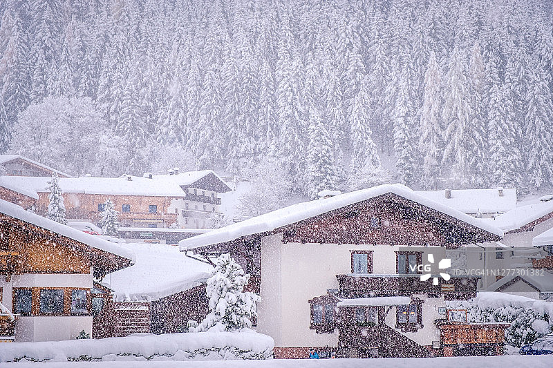 奥地利施图拜山谷新施蒂夫特镇的冬季景色：提洛尔房屋，白雪皑皑，杉树林立图片素材