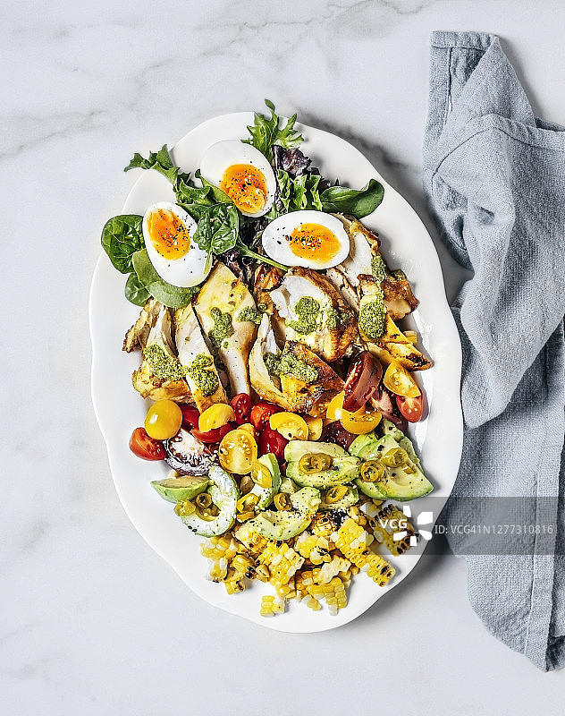 感恩节晚餐：盘中的火鸡和蔬菜图片素材