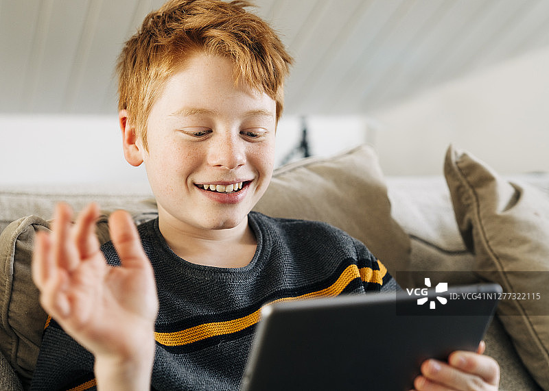 快乐的男孩在封锁期间进行视频通话图片素材