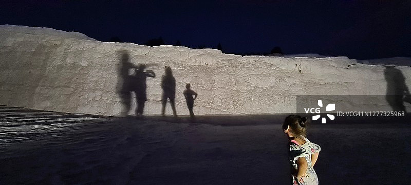 一家人在聚光灯下玩耍图片素材