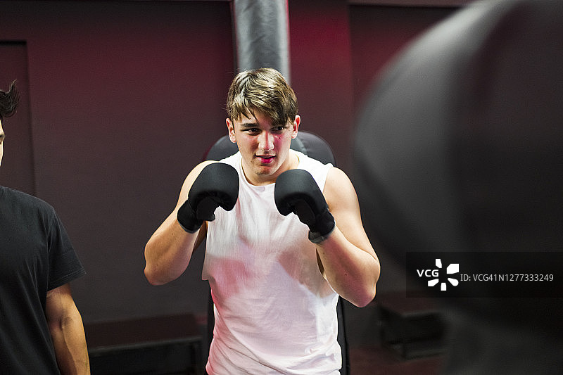 青少年在健身房拳击的抓拍肖像图片素材