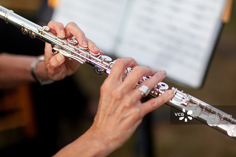 演奏长笛的手部特写图片素材