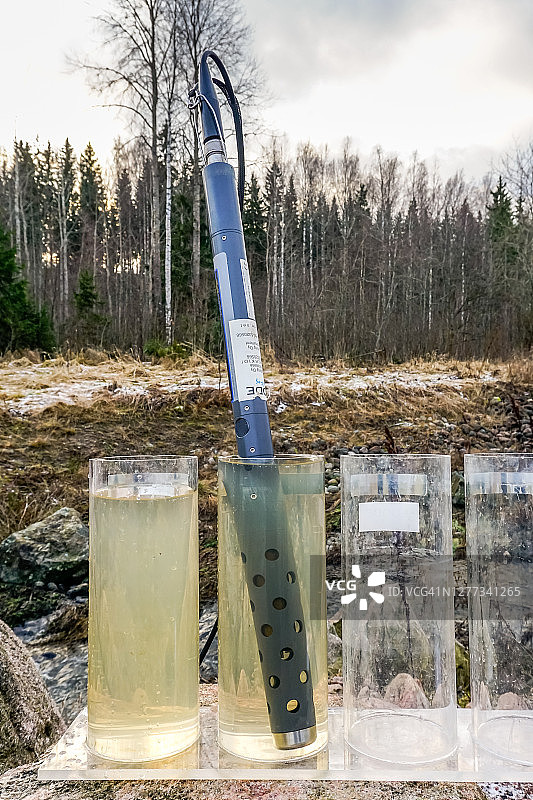 测量城市湿地水质图片素材