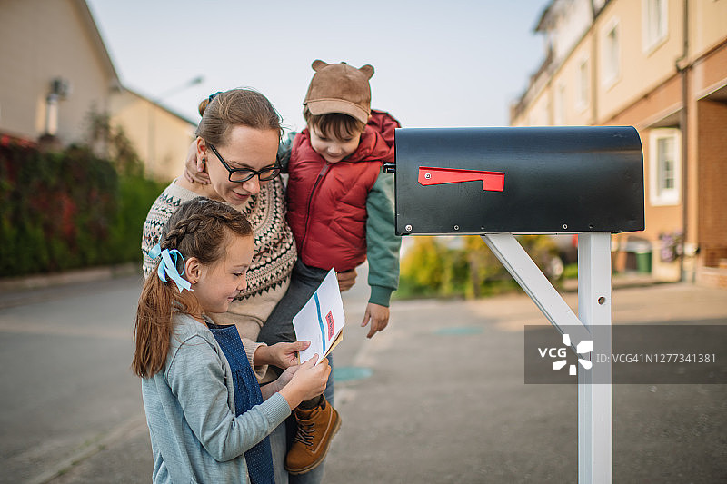家庭在房屋附近的邮箱发送或接收包含投票的邮件图片素材