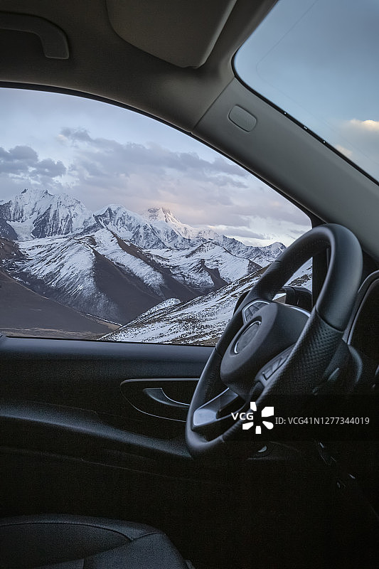 在车内观赏雪山图片素材