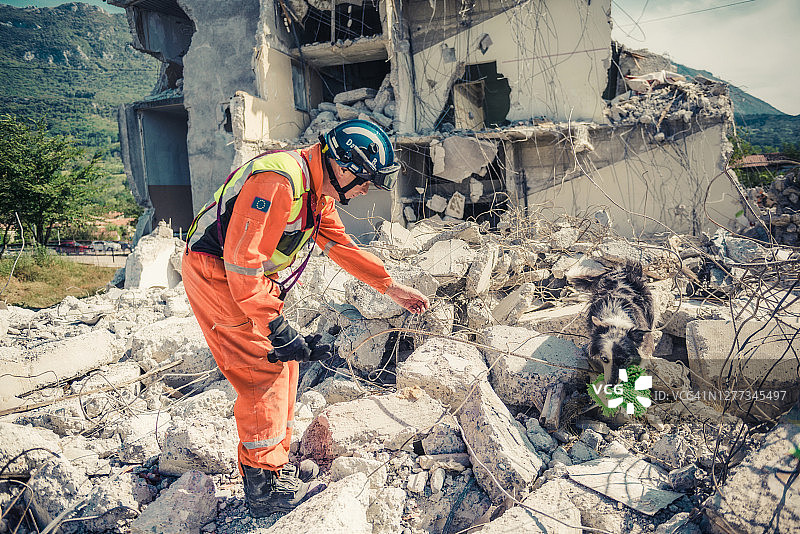 救援人员与搜救犬的搜索图片素材