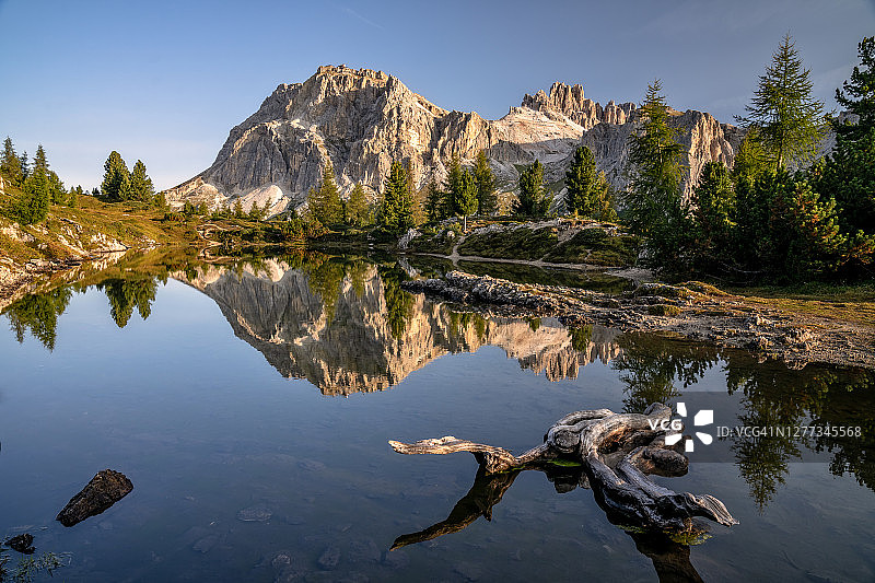 利米德斯湖，多洛米蒂阿尔卑斯山，意大利南蒂罗尔，欧洲图片素材