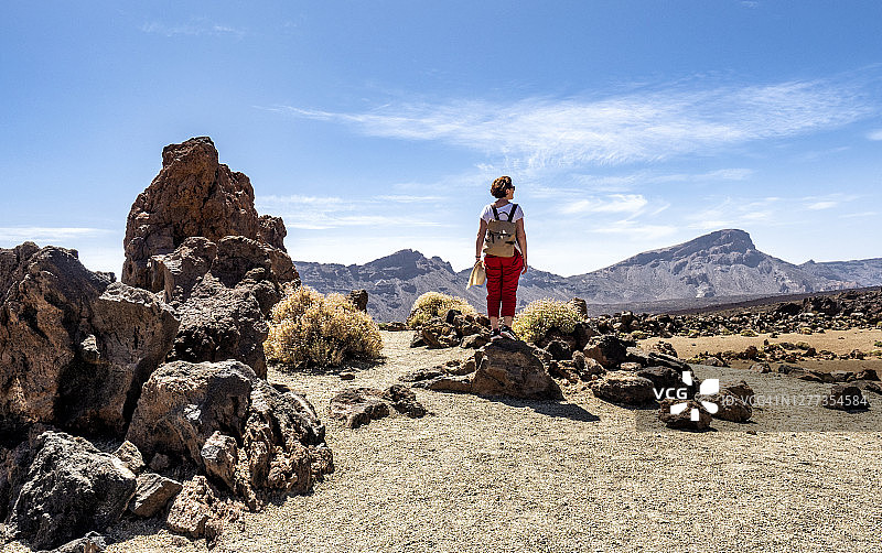 徒步女性在特内里费岛火山地貌中行走图片素材