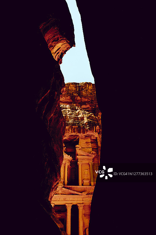 岩石裂缝中的佩特拉古城卡兹尼神殿图片素材