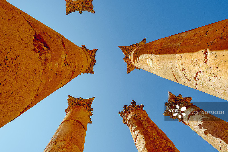 仰望约旦杰拉什的古罗马柱图片素材