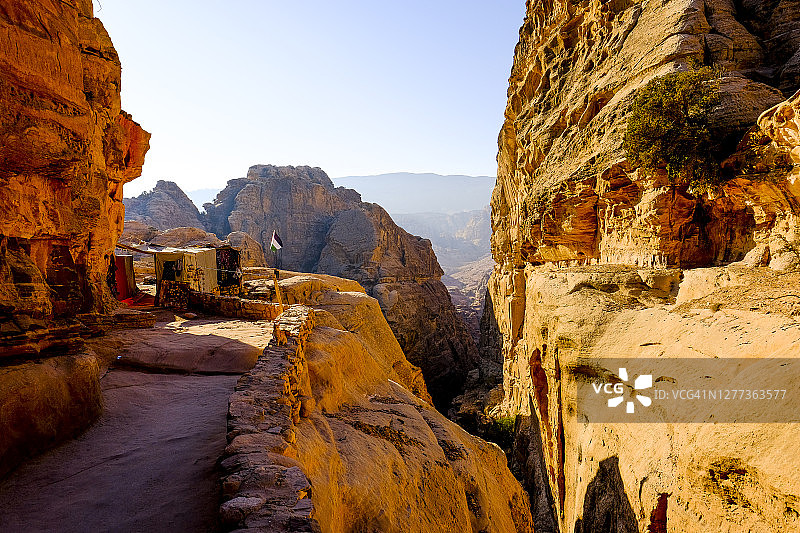 约旦佩特拉城攀登小路旁的贝都因人商贩图片素材