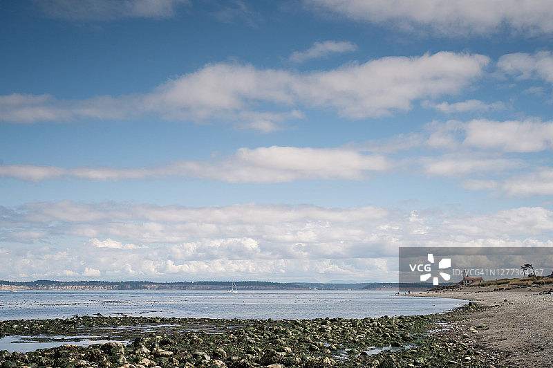 退潮时海滩与灯塔风光图片素材