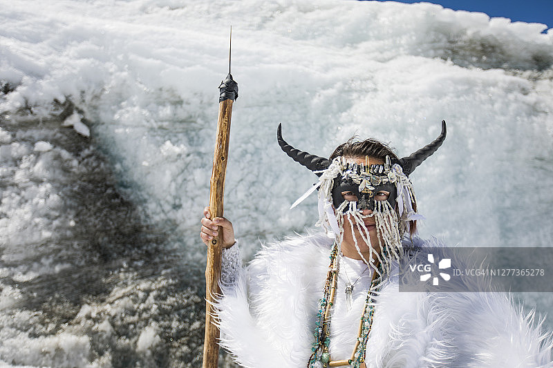 戴口罩打扮成山羊的原住民女孩图片素材