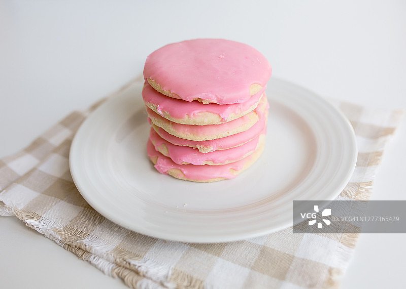 堆叠的粉色糖霜饼干图片素材