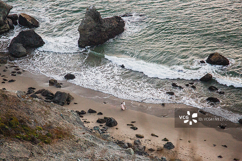 沙滩上的新娘和新郎图片素材