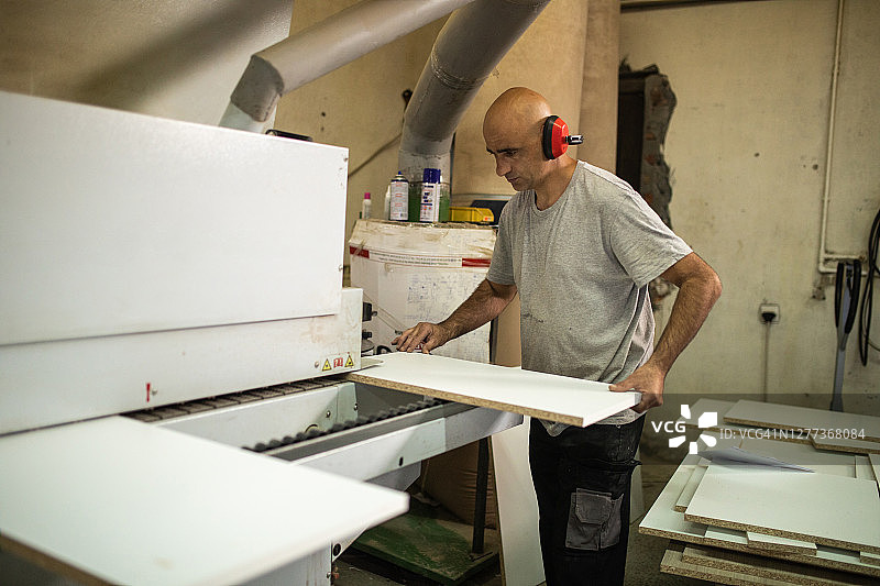 木工公司工人操作单板机图片素材