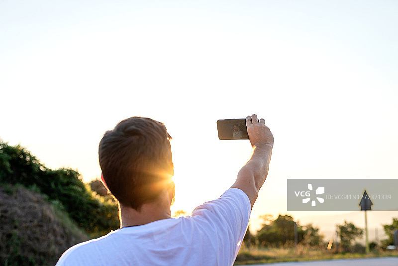 日落时分自拍男人的背影肖像图片素材