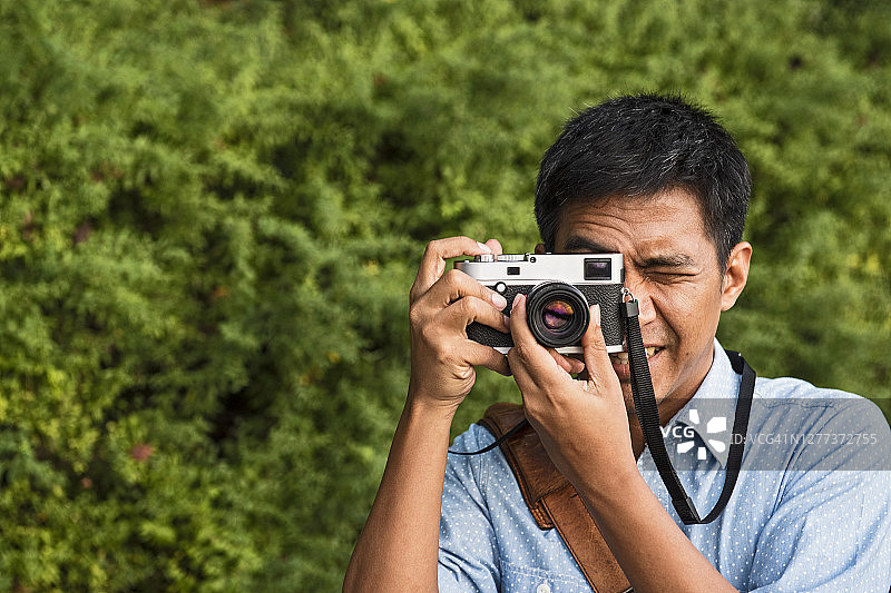 男人用经典旁轴相机拍照图片素材