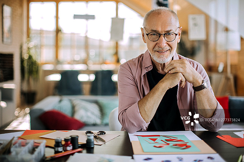 资深艺术家在他的家庭工作室摆姿势拍照图片素材