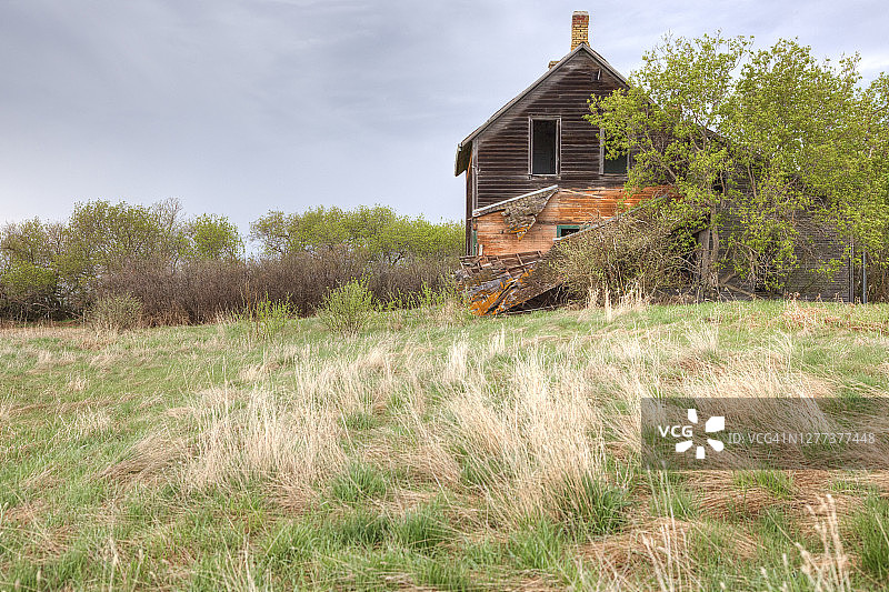门廊屋顶坍塌的废弃农舍图片素材