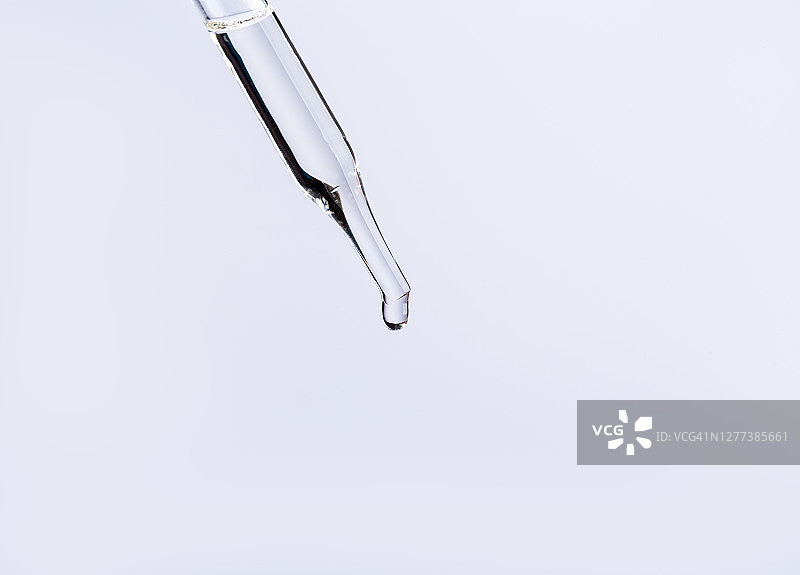 用滴管滴血清或胶原蛋白图片素材