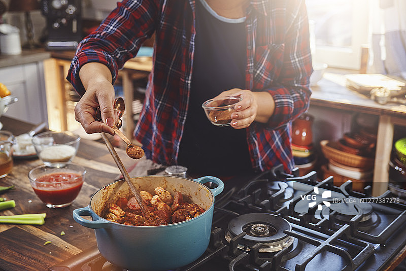 准备卡津风味鸡肉、虾和香肠什锦饭图片素材