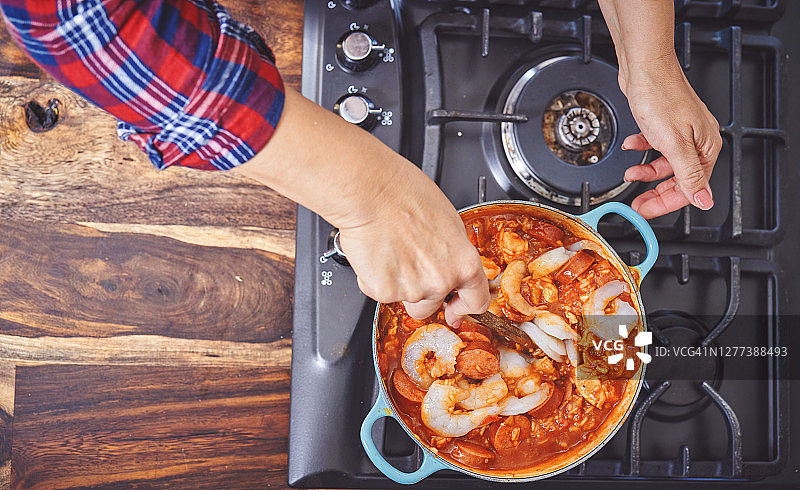 准备卡津风味鸡肉、虾和香肠什锦饭图片素材