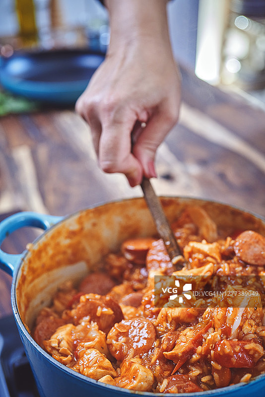 准备卡津风味鸡肉、虾和香肠什锦饭图片素材