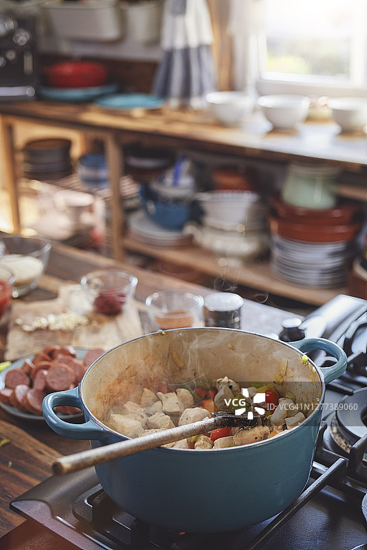 准备卡津风味鸡肉、虾和香肠什锦饭图片素材