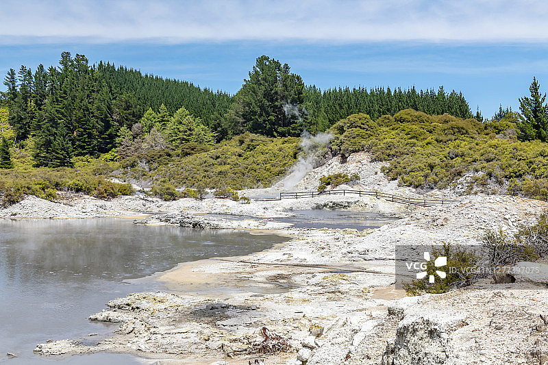 新西兰托卡奴温泉池步道图片素材