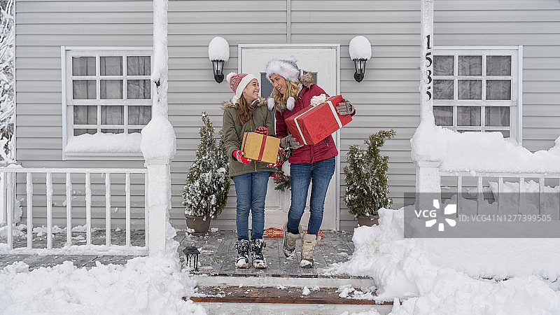 母女一起庆祝圣诞节，给家人和朋友送礼物图片素材