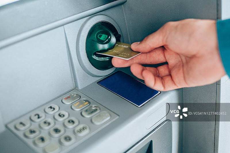 男人正在从自动取款机取钱图片素材