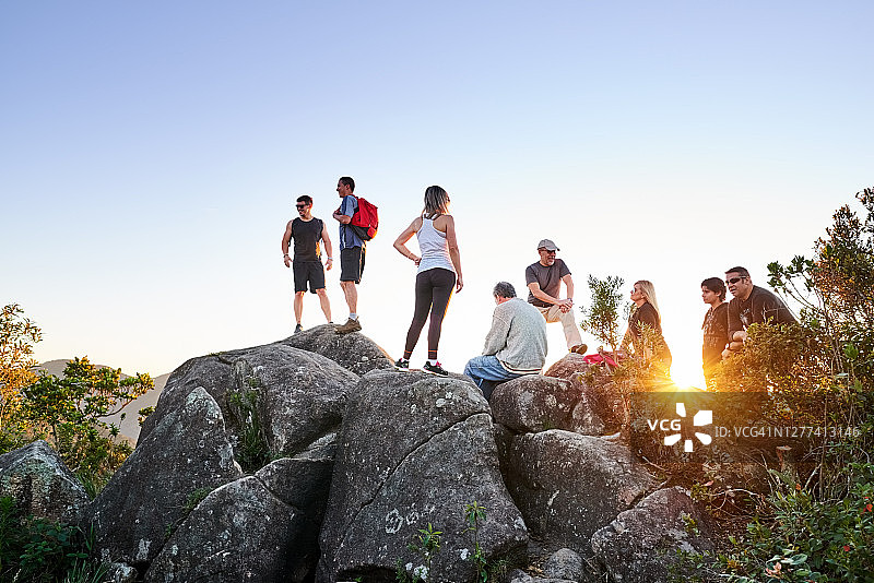 登山者在山顶休息图片素材