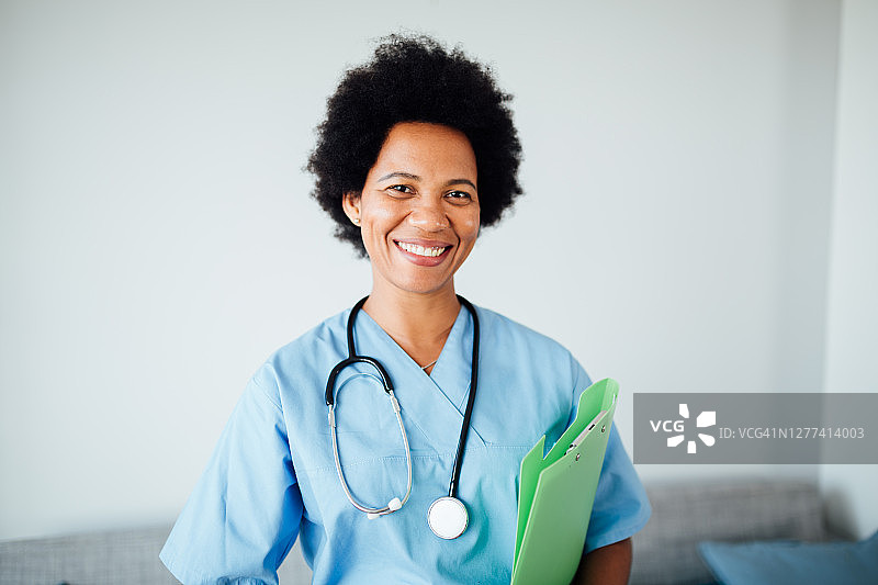 办公室里的非裔美国女医生肖像图片素材