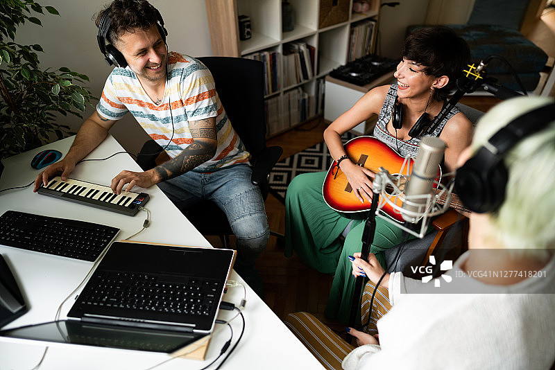 表演团体在音乐工作室愉快地创作新歌图片素材