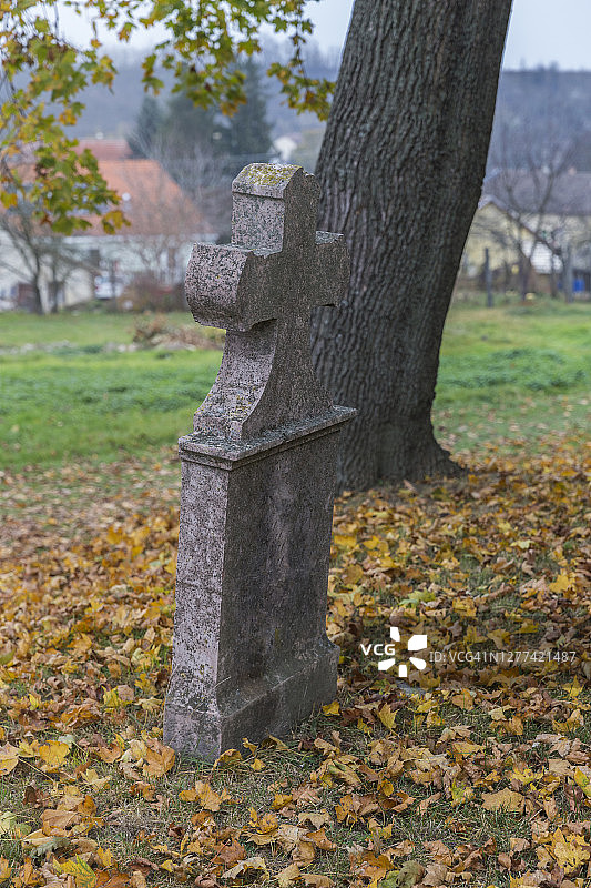 秋季废弃的墓碑图片素材