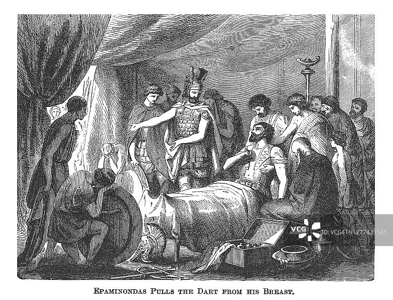 老式雕刻插图：埃帕米农达从胸口拔出飞镖图片素材
