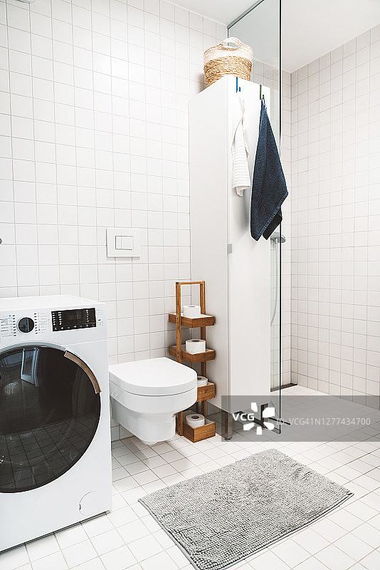 竖版照片：小型浴室的巧妙设计图片素材