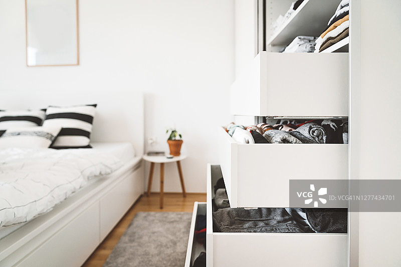 单卧室公寓的壁橱图片素材