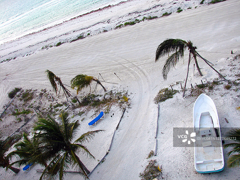荒凉的沙滩和搁浅的白色小船图片素材