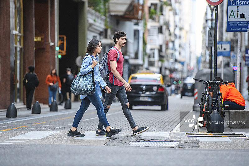男女游客在布宜诺斯艾利斯市区游览图片素材