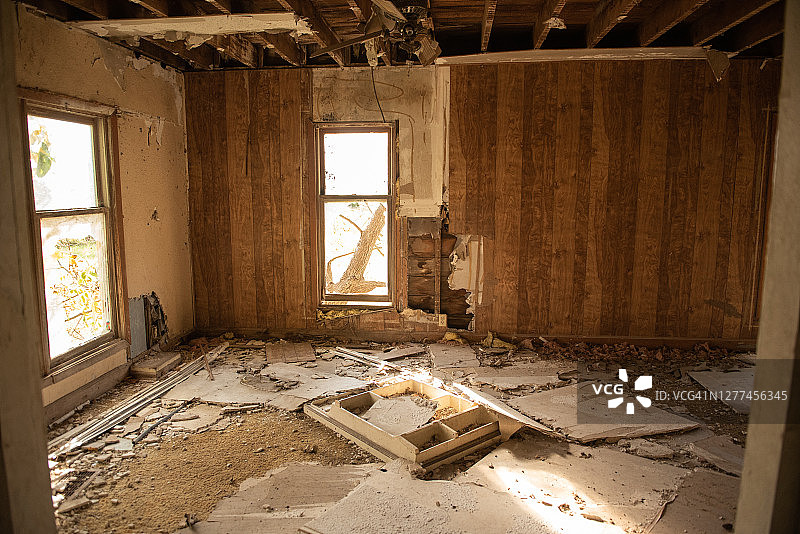 废弃房屋中的客厅图片素材