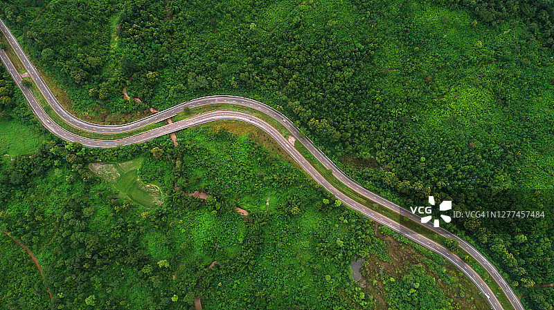 绿色山脉中的公路航拍图片素材