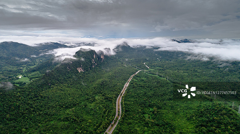绿色森林山脉公路航拍图片素材