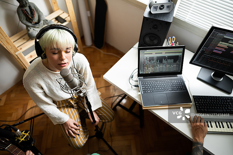 女歌手与制作人在音乐工作室创作新歌图片素材