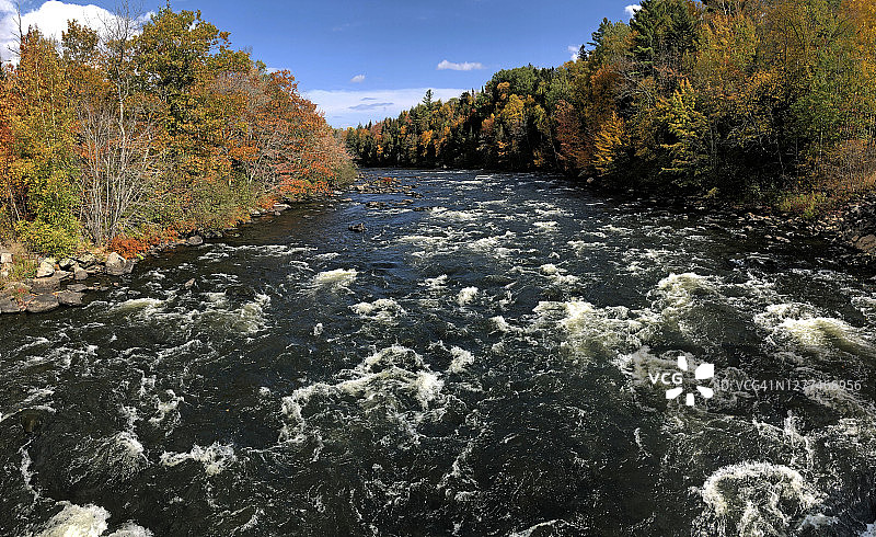 2020年秋季美国新罕布什尔州埃罗尔的安德罗斯科金河沿岸的白水和急流图片素材