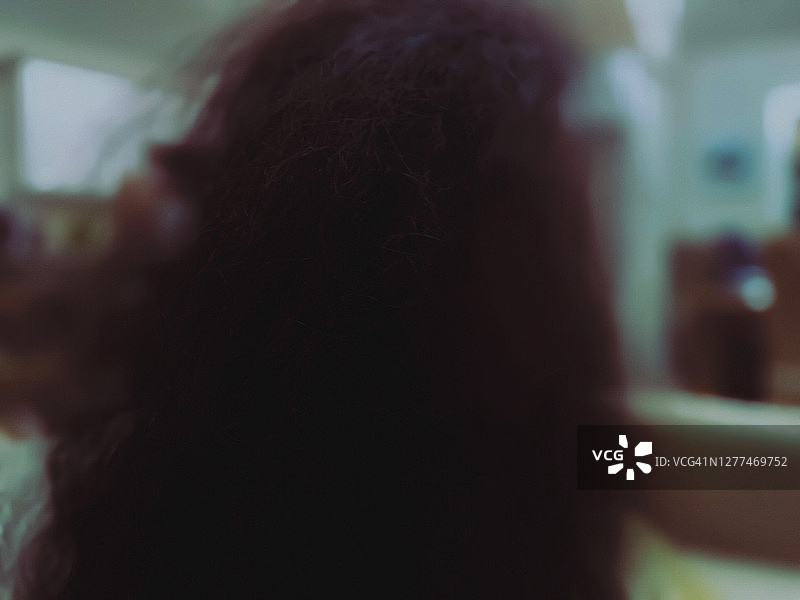 头发凌乱，凝视远方的年轻混血女性图片素材