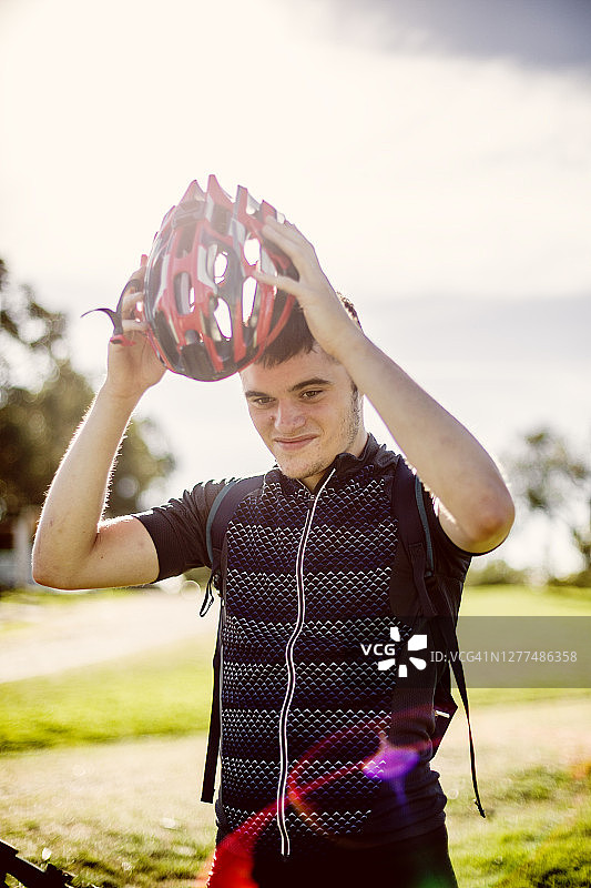 戴自行车头盔的青年男子肖像图片素材