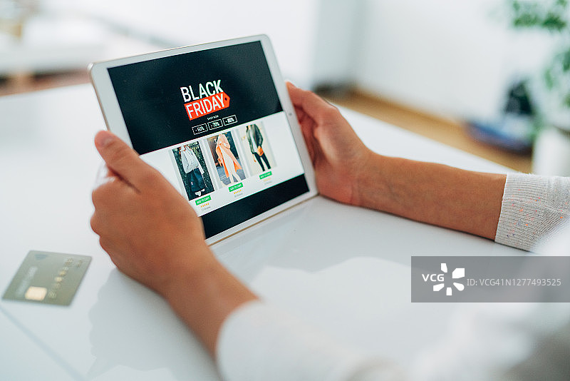女人在黑色星期五在线购物。图片素材