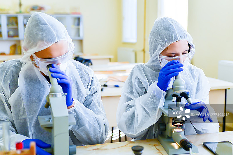 寻找对抗COVID 19病毒疫苗的科学家图片素材